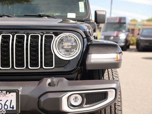 Used 2025 Jeep Wrangler Unlimited Sahara AWD/4WD image 5