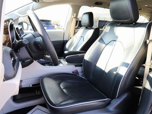 Used 2024 Chrysler Pacifica Limited image 14