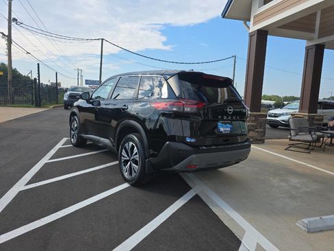Used 2023 Nissan Rogue SV image 3