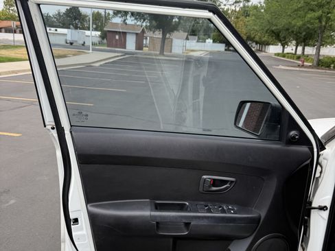 Used 2010 Kia Soul FWD image 18
