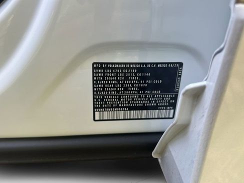 Used 2025 Volkswagen Tiguan SE R-Line image 34