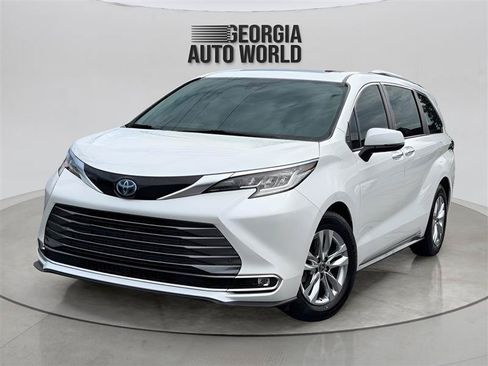 Used 2022 Toyota Sienna Limited FWD image 4
