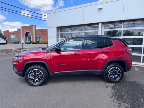 Used 2025 Jeep Compass Trailhawk AWD/4WD image 2