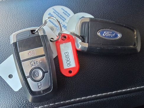 Used 2019 Ford Fusion SE image 17