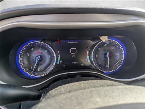 Used 2022 Chrysler Pacifica Touring-L image 10