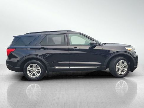 Certified 2022 Ford Explorer XLT image 3