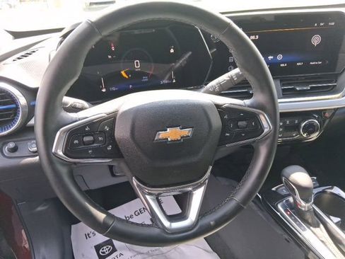 Used 2025 Chevrolet Trax LT w/ LT Convenience Package FWD image 18
