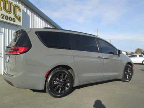 Used 2021 Chrysler Pacifica Touring-L w/ Uconnect Theater Family Group image 6