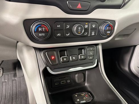 Used 2019 GMC Terrain SLT w/ Preferred Package image 16