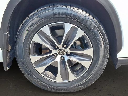 Used 2023 Toyota Highlander XLE AWD/4WD image 9