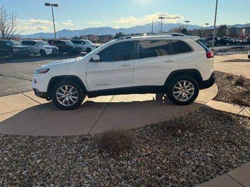 Used 2017 Jeep Cherokee Limited AWD/4WD image 4