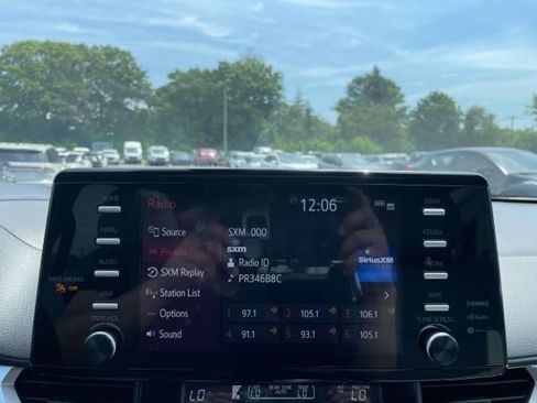 Used 2022 Toyota Sienna XLE image 28