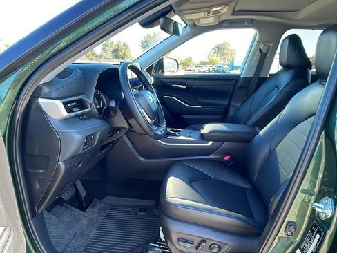Used 2025 Toyota Highlander XLE image 21