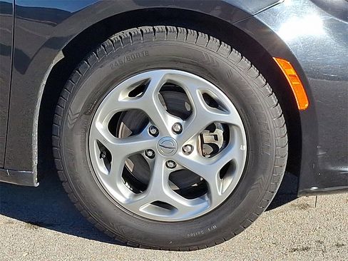 Used 2023 Chrysler Pacifica Limited image 8