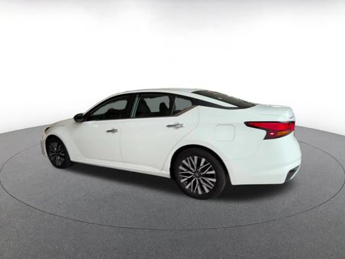 Used 2025 Nissan Altima 2.5 SV FWD image 10