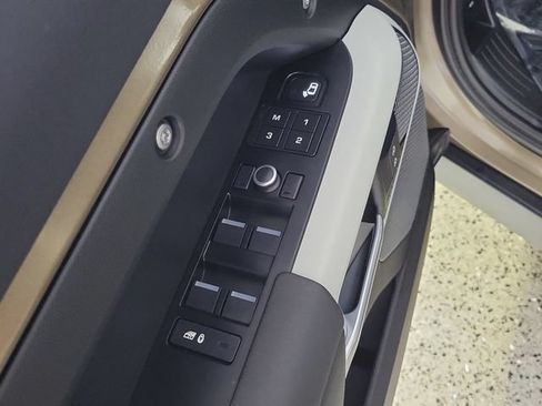 Used 2020 Land Rover Defender 110 SE AWD/4WD image 23