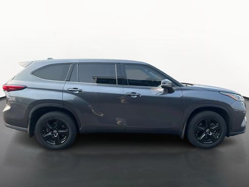Used 2020 Toyota Highlander LE FWD image 2