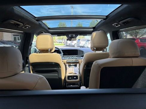 Used 2025 Mercedes-Benz GLS 580 4MATIC image 8