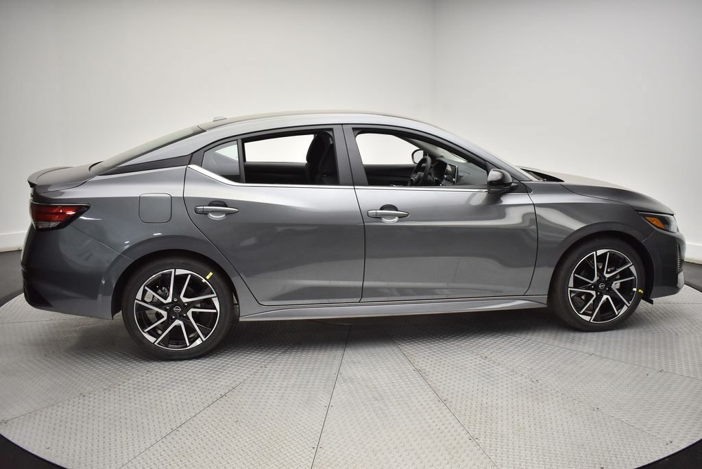 Used 2025 Nissan Sentra SR FWD image 4