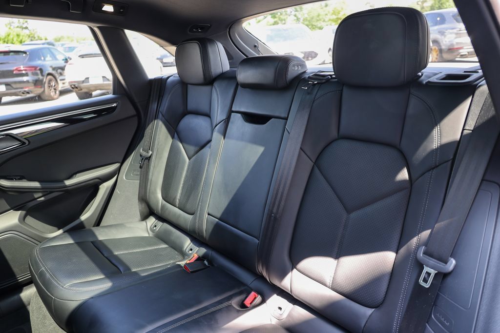 Certified 2026 Porsche Macan AWD/4WD image 34