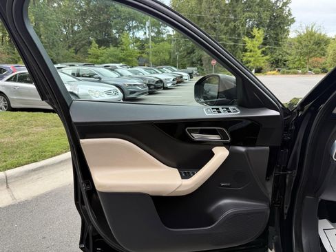 Used 2019 Jaguar F-PACE Premium image 18
