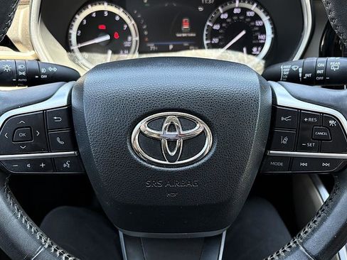 Used 2022 Toyota Highlander XLE FWD image 18