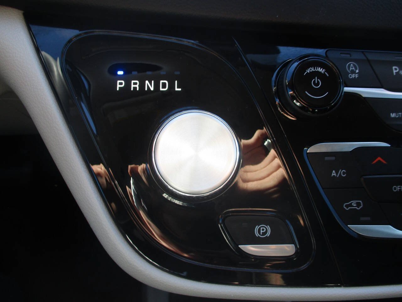 Used 2023 Chrysler Pacifica Touring-L FWD image 20