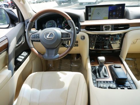 Used 2021 Lexus LX 570 4WD w/ Luxury Package image 13