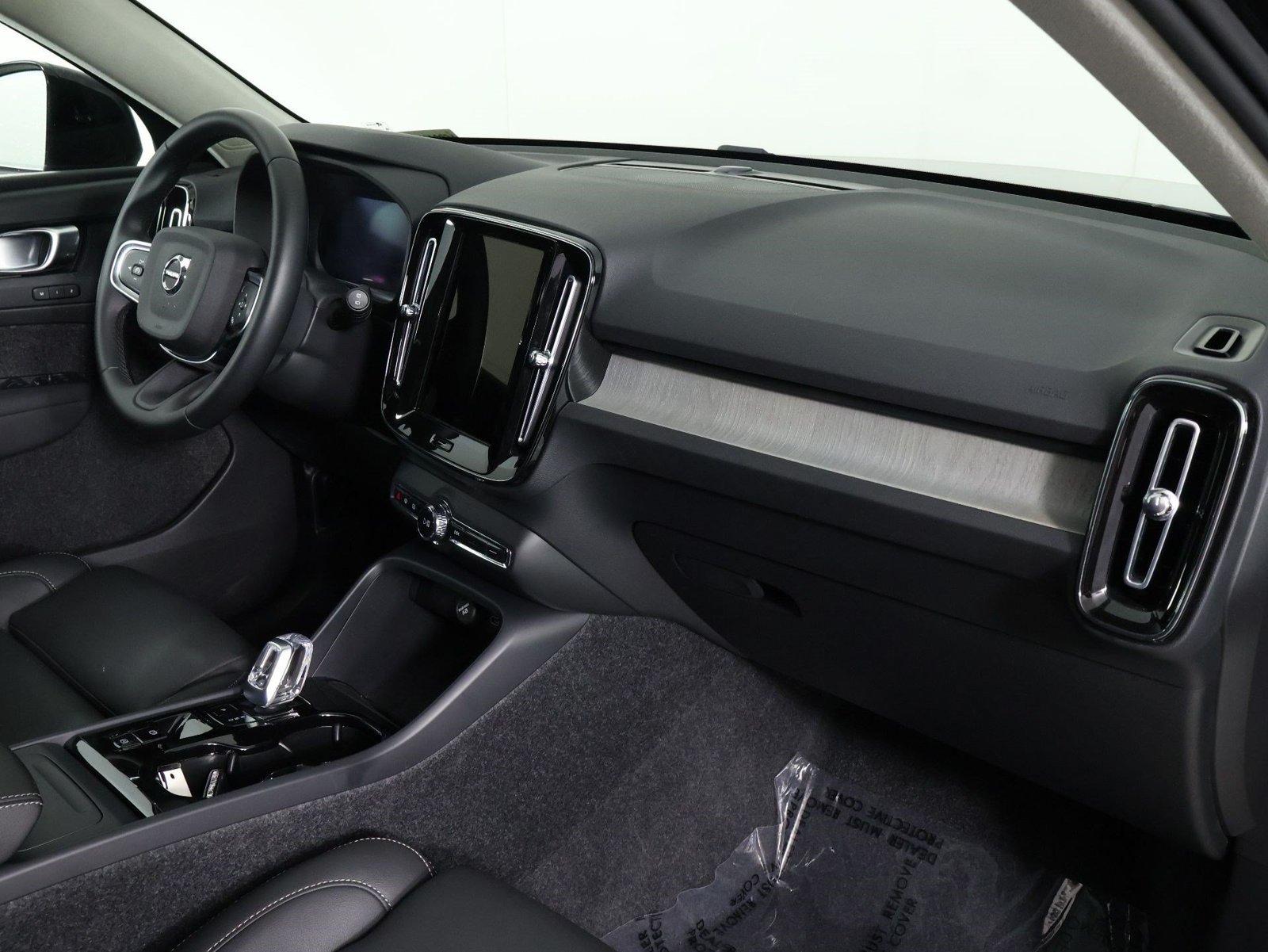 Certified 2026 Volvo XC40 B5 Plus AWD/4WD image 22