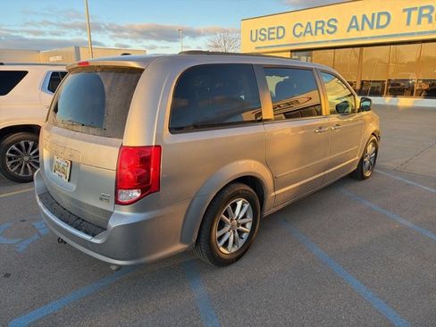 Used 2016 Dodge Grand Caravan SXT image 3