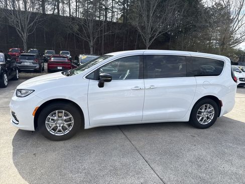 Used 2025 Chrysler Pacifica Select image 4