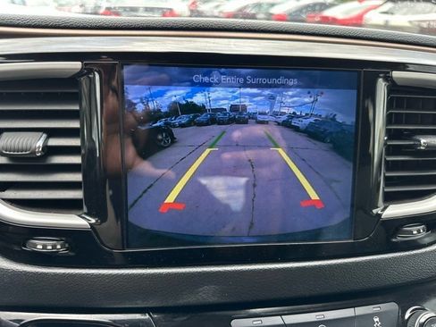 Used 2017 Chrysler Pacifica Touring-L FWD image 27