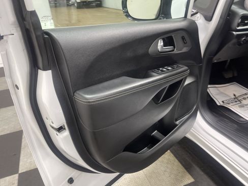 Used 2025 Chrysler Pacifica Select image 10