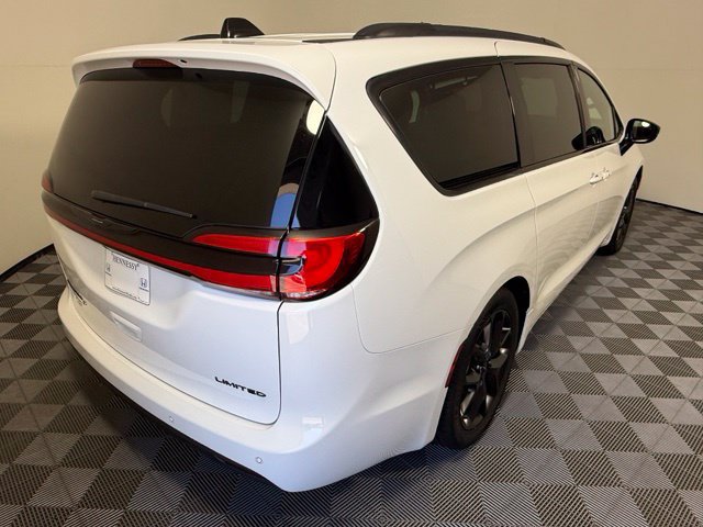 Used 2025 Chrysler Pacifica Limited FWD image 6