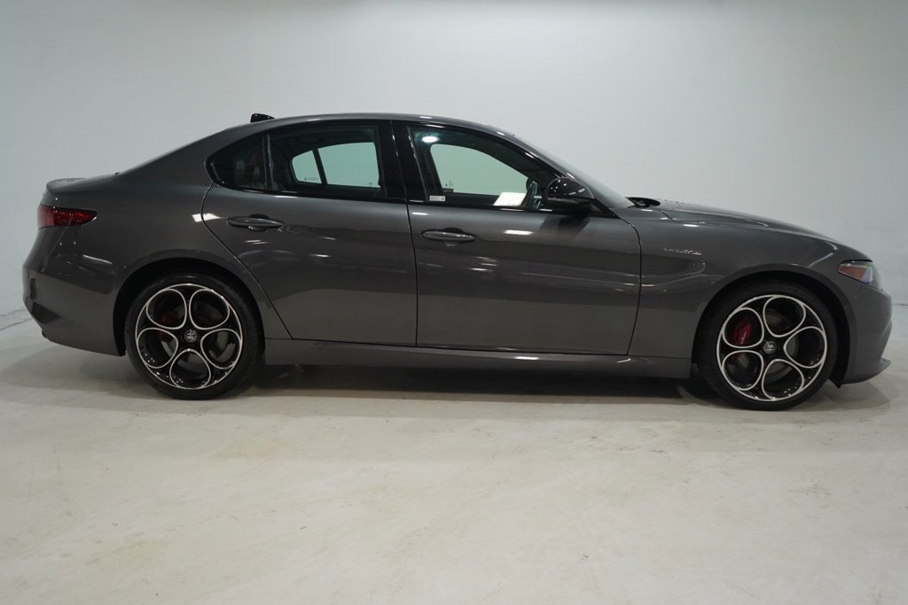 Used 2023 Alfa Romeo Giulia Veloce AWD/4WD image 8
