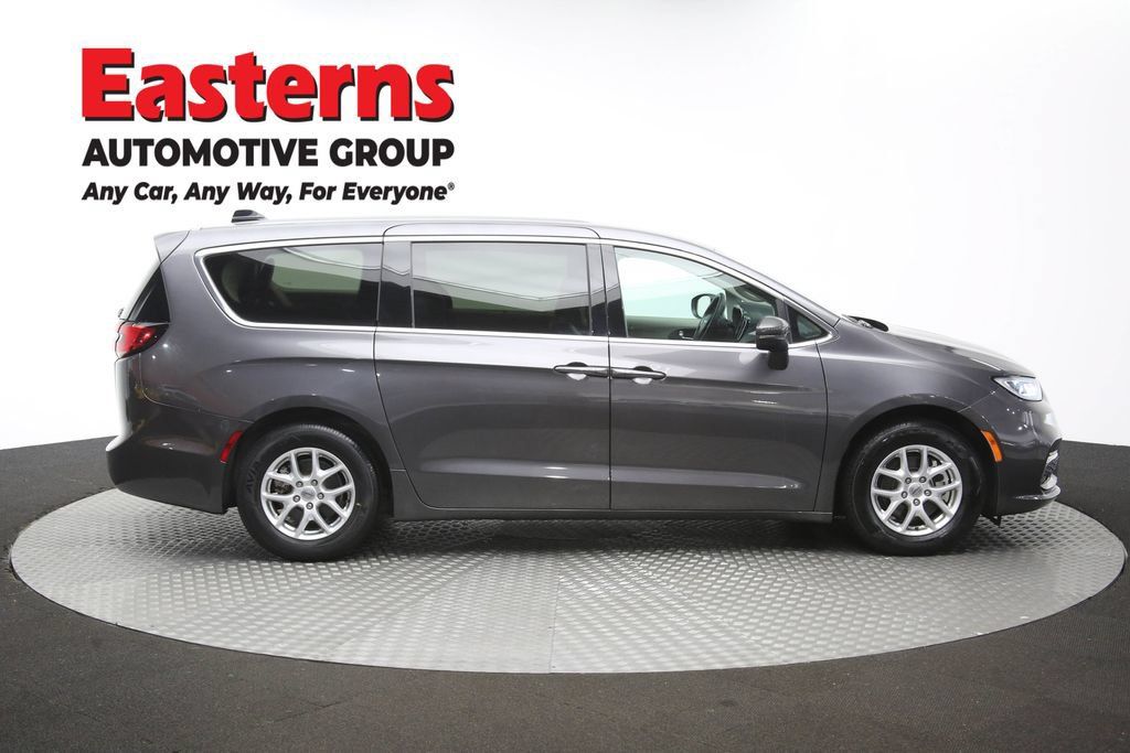 Used 2023 Chrysler Pacifica Touring-L FWD image 48