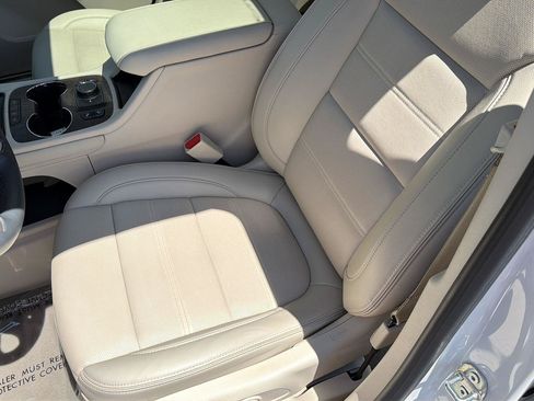 Used 2023 GMC Acadia Denali w/ Denali Technology Package FWD image 32
