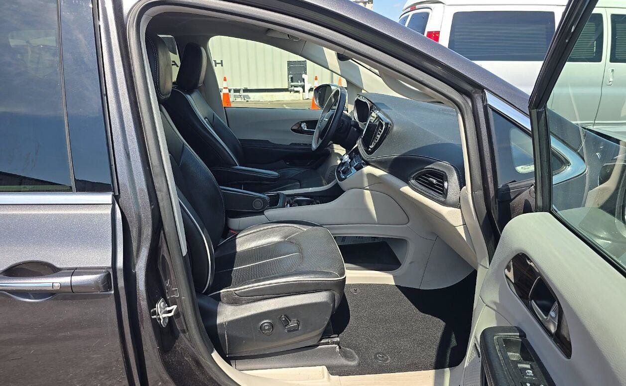 Used 2021 Chrysler Pacifica Limited w/ Uconnect Theater Family Group FWD image 16