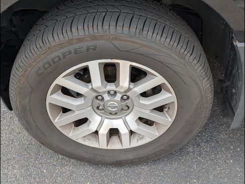 Used 2011 Nissan Frontier SL RWD image 9