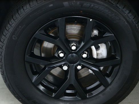 Used 2025 Jeep Grand Cherokee Altitude image 37