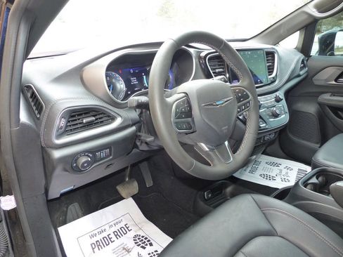 Used 2025 Chrysler Pacifica Select image 18