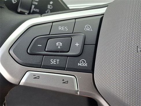 New 2025 Volkswagen Tiguan SE image 18