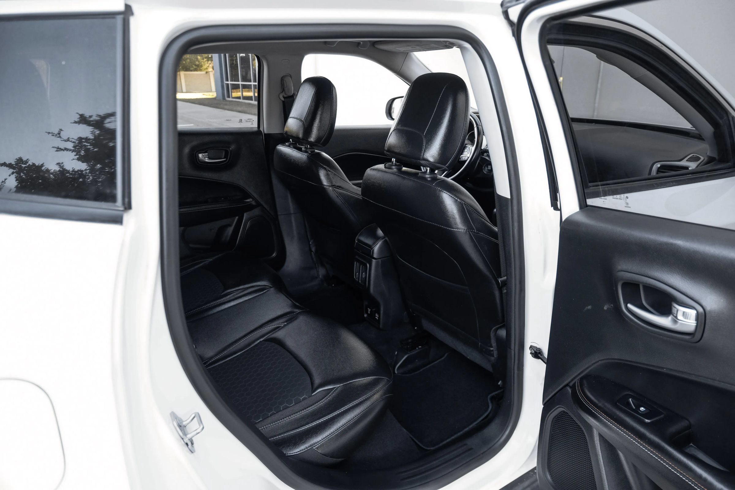 Used 2018 Jeep Compass Latitude w/ Popular Equipment Group AWD/4WD image 39