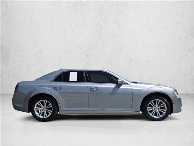 Used 2017 Chrysler 300 Limited RWD image 4