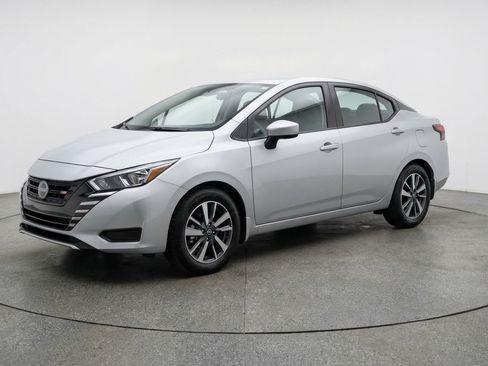 Used 2025 Nissan Versa SV image 3