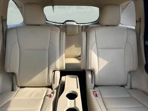 Used 2018 Toyota Highlander XLE image 12