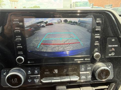 Used 2021 Toyota Highlander XLE AWD/4WD image 12