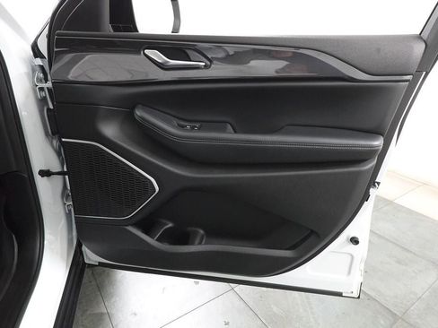 Used 2022 Jeep Grand Cherokee Altitude image 30