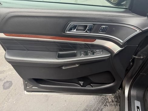 Used 2018 Ford Explorer Platinum image 9