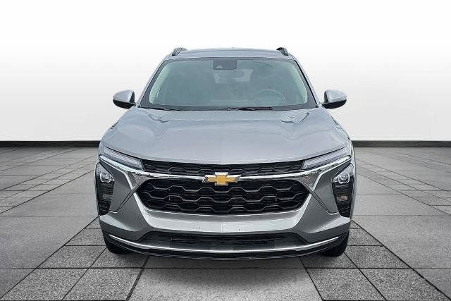 Used 2025 Chevrolet Trax LT w/ LT Convenience Package FWD image 2